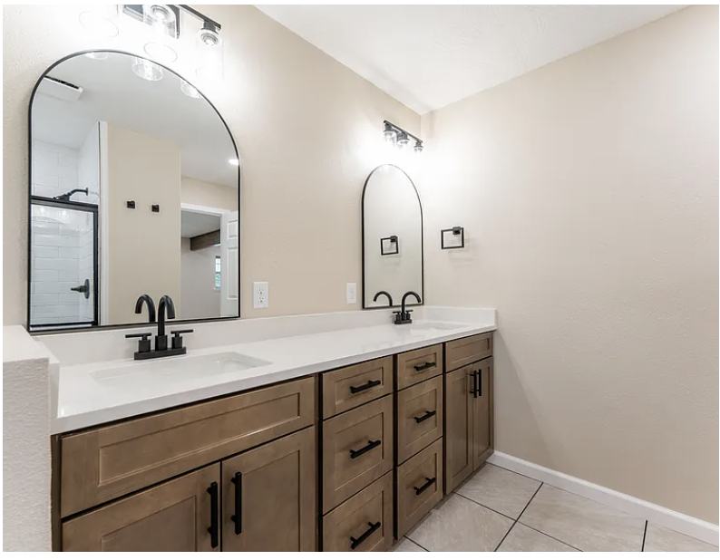 Primary bath, double vanity