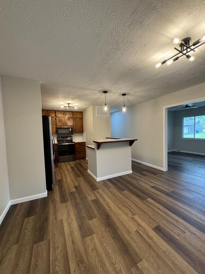 Kitchen peninsula and appliances
